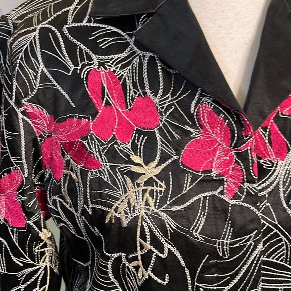 Chico’s Silk Blend Black Fuchsia Floral Embroidered Lined Jacket Sz 1 M/8 - Picture 10 of 13